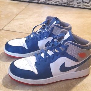Air Jordan Mid “True Blue”  1’s